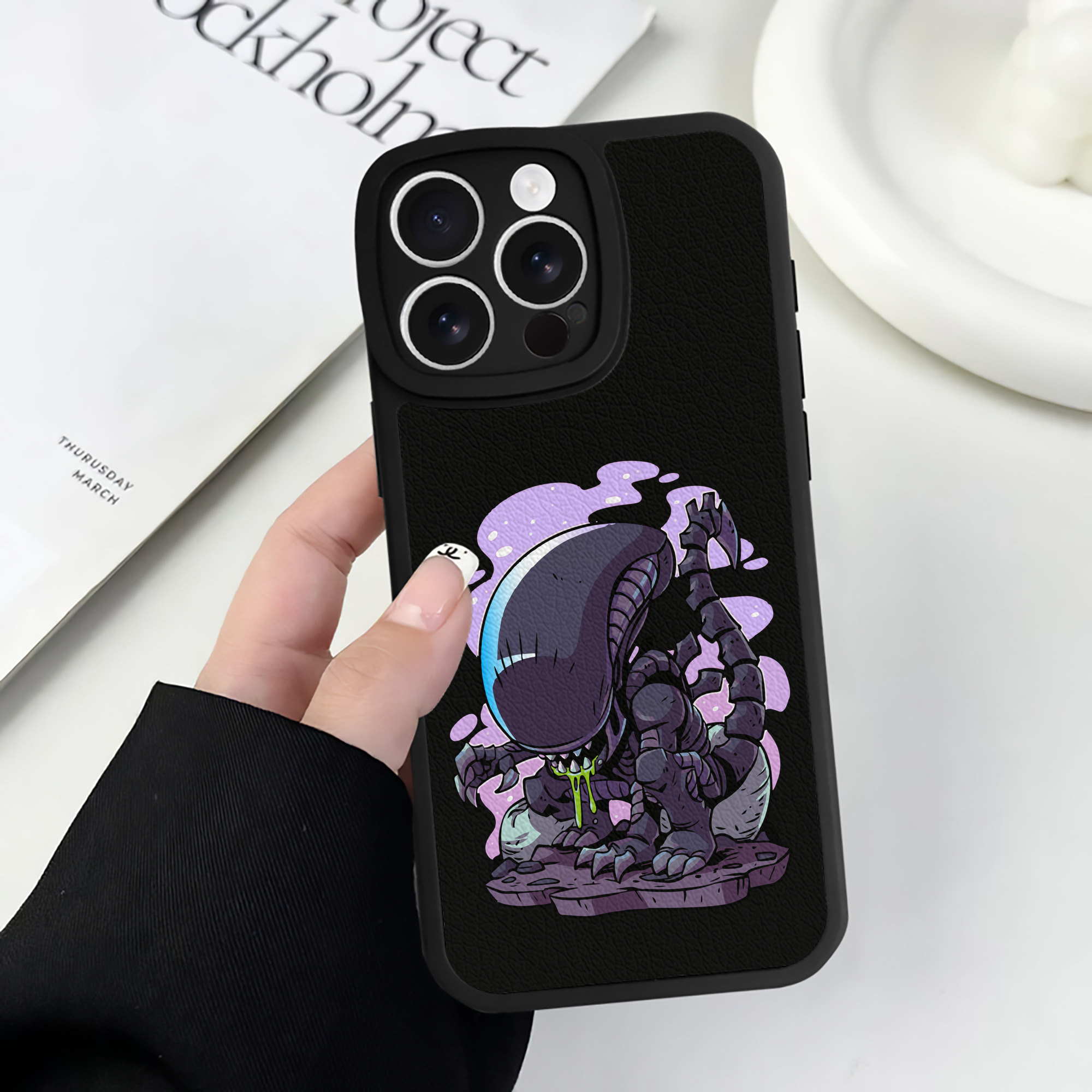（画像用） アベンジャーズ The Avengers 【iPhone 16シリーズ対応】シリコンスマホケース（レザー調） 材質：シリコン